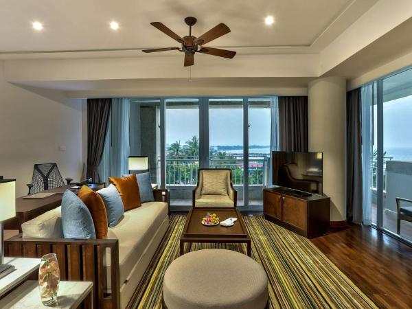 Hilton Hua Hin Resort & Spa : photo 4 de la chambre suite lit king-size exécutive avec accès au salon club - vue sur océan