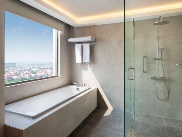 Hilton Garden Inn Jakarta Taman Palem : photo 4 de la chambre suite lit king-size familiale