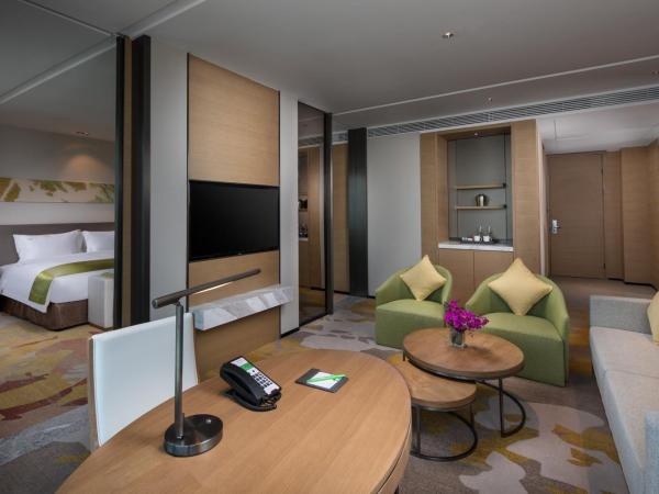 Holiday Inn Nanjing Harbour, an IHG Hotel : photo 3 de la chambre suite 1 chambre avec lit king-size et vue sur le port