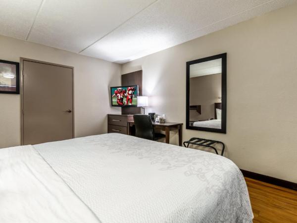 Red Roof Inn PLUS+ Nashville Airport : photo 1 de la chambre chambre lit king-size deluxe - accessible aux personnes à mobilité réduite - non-fumeurs