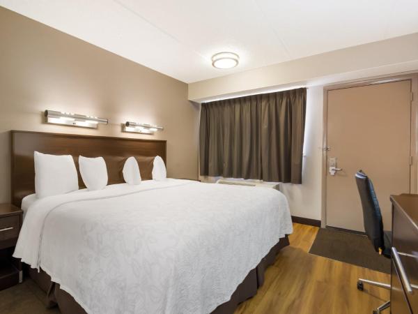 Red Roof Inn PLUS+ Nashville Airport : photo 1 de la chambre chambre lit king-size standard - non-fumeurs