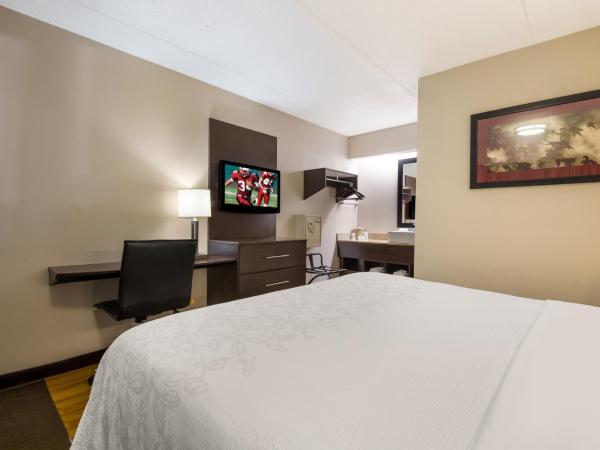 Red Roof Inn PLUS+ Nashville Airport : photo 2 de la chambre chambre lit king-size standard - non-fumeurs