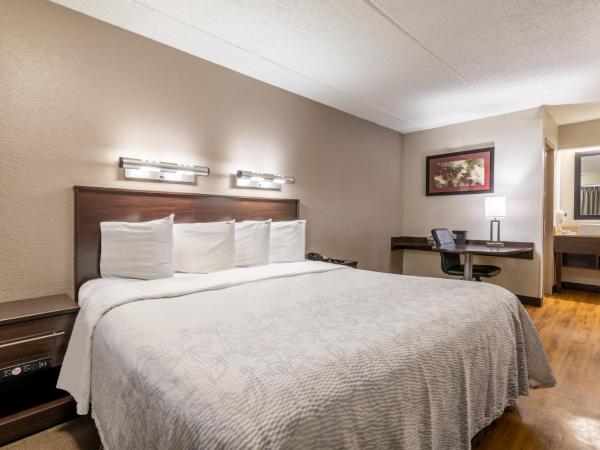 Red Roof Inn PLUS+ Nashville Airport : photo 1 de la chambre chambre lit king-size supérieure - non-fumeurs