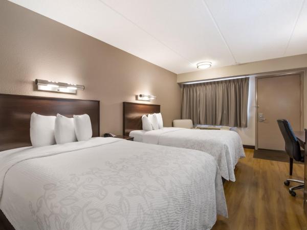 Red Roof Inn PLUS+ Nashville Airport : photo 1 de la chambre chambre deluxe avec 2 lits doubles - non-fumeurs