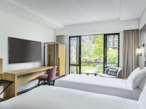 Chateau On The Park - Christchurch, A Doubletree By Hilton : photo 3 de la chambre chambre lits jumeaux avec balcon