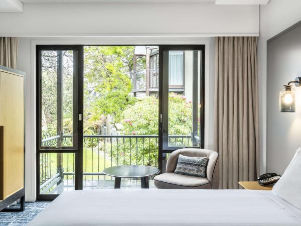 Chateau On The Park - Christchurch, A Doubletree By Hilton : photo 1 de la chambre chambre lit king-size deluxe avec balcon