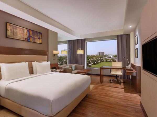 DoubleTree by Hilton Agra : photo 1 de la chambre chambre lit king-size - vue sur jardin