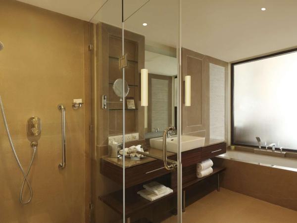 DoubleTree by Hilton Agra : photo 4 de la chambre suite king 1 chambre avec vue sur piscine