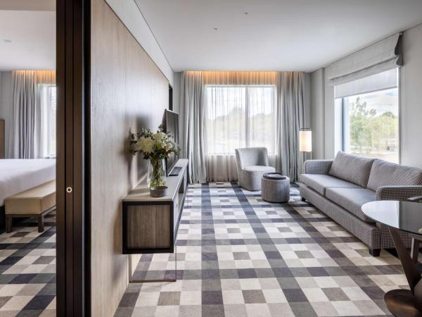 Doubletree By Hilton Karaka : photo 1 de la chambre suite deluxe avec lit king-size