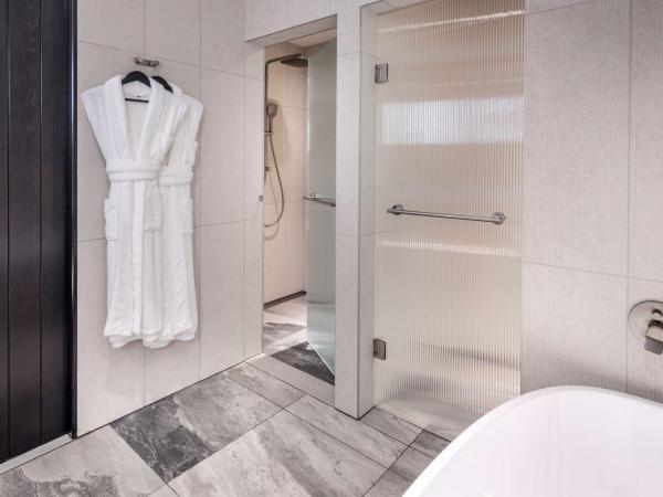 Doubletree By Hilton Karaka : photo 6 de la chambre suite deluxe avec lit king-size