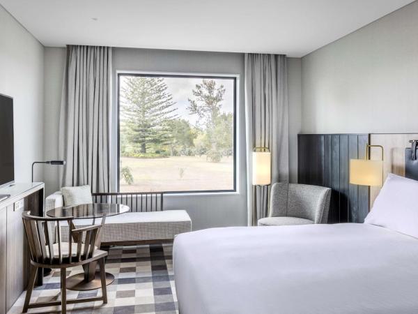 Doubletree By Hilton Karaka : photo 1 de la chambre chambre lit king-size - vue sur jardin