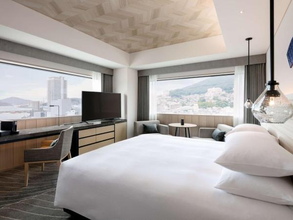 Hilton Nagasaki : photo 4 de la chambre chambre d'angle de luxe exécutive avec lit king-size