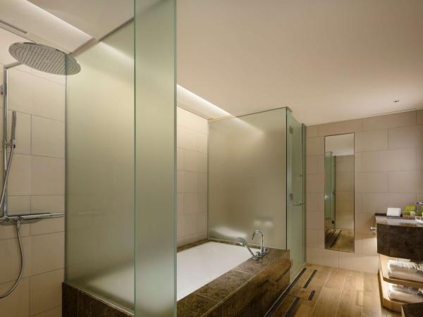 Hilton Nagasaki : photo 6 de la chambre suite premium lit king-size