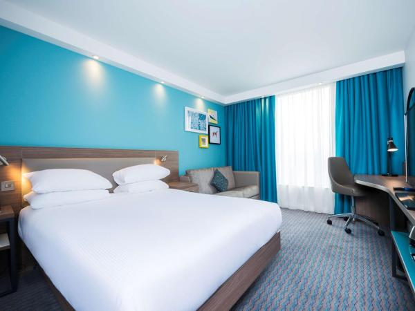 Hampton By Hilton Belfast City Centre : photo 3 de la chambre chambre d'angle avec lit queen-size et canapé-lit