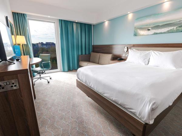 Hampton by Hilton Bournemouth : photo 1 de la chambre chambre familiale lit queen-size avec vue