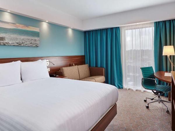 Hampton by Hilton Bournemouth : photo 2 de la chambre chambre familiale avec lit queen-size