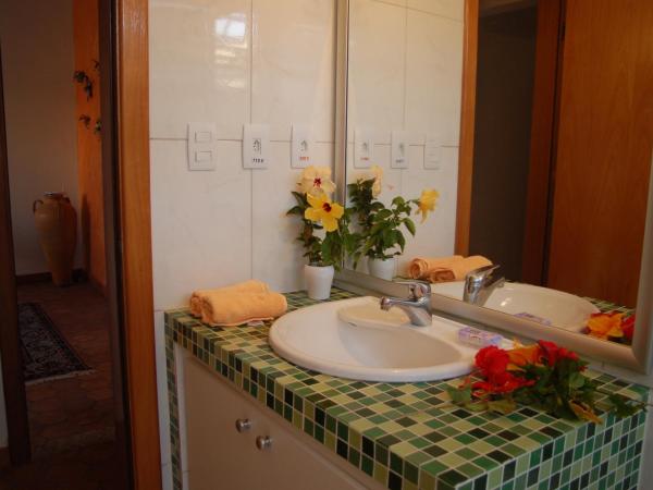 B&B Villa Borromeo : photo 1 de la chambre chambre quadruple avec salle de bains privative