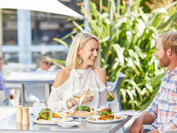 Commodore Airport Hotel Christchurch : photo 1 de la chambre chambre lit king-size premium - vue sur jardin