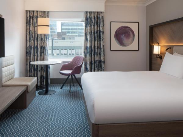 Hilton Glasgow : photo 1 de la chambre chambre lit king-size pour personnes à mobilité réduite - douche accessible en fauteuil roulant