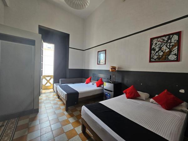 Central Downtown Guadalajara : photo 2 de la chambre chambre lits jumeaux avec balcon