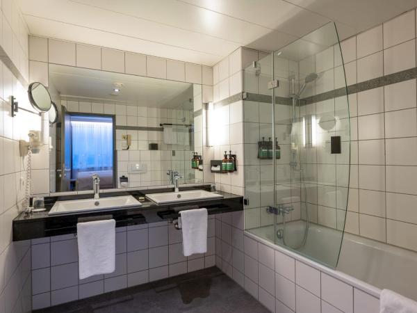 voco Dusseldorf Seestern, an IHG Hotel : photo 7 de la chambre suite 1 chambre lit king-size – vue sur ville