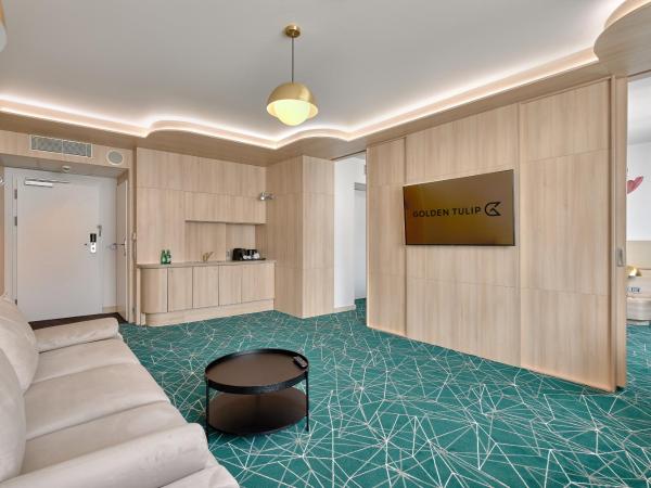 Golden Tulip Warszawa Centrum : photo 3 de la chambre suite junior avec 1 lit king-size