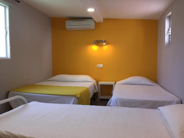 Guest House Sao Filipe : photo 4 de la chambre chambre triple