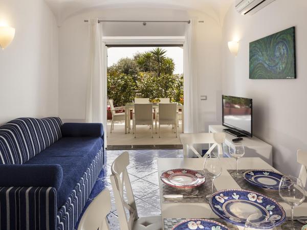 Ischia Blu Resort : photo 6 de la chambre appartement de luxe 2 chambres - vue sur jardin