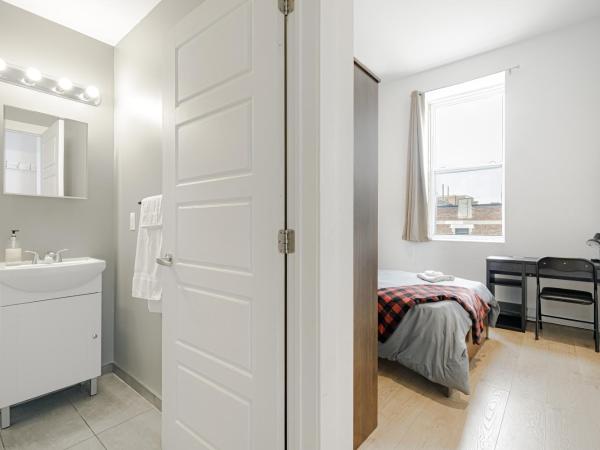 HoMa Homestay Hotel by Olympic Stadium Montreal Auberge-Hostel : photo 4 de la chambre chambre double avec salle de bains privative