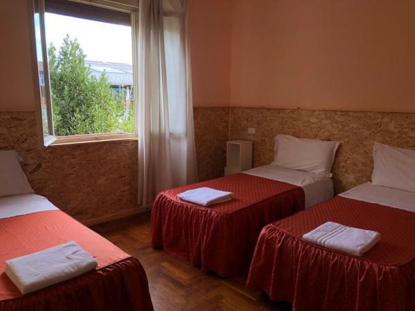 Venice Treviso Airport Bed : photo 1 de la chambre chambre triple Économique avec salle de bains commune