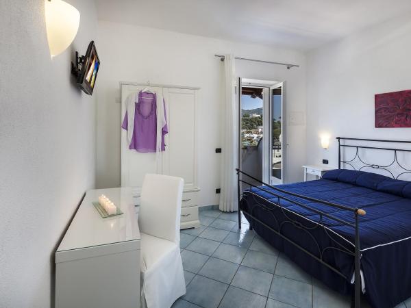 Ischia Blu Resort : photo 6 de la chambre  appartement 2 chambres classique avec vue sur la mer