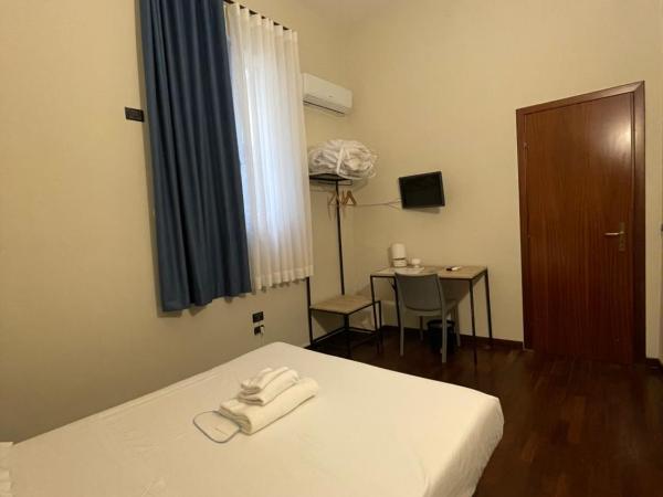 Hotel Roma 62 : photo 4 de la chambre chambre simple avec salle de bains privative