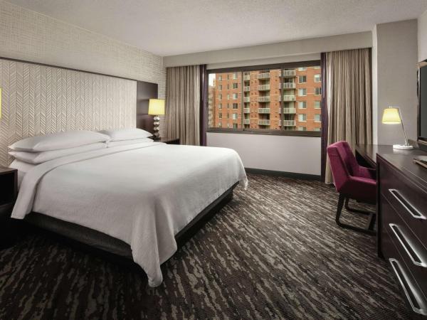 Embassy Suites by Hilton Crystal City National Airport : photo 1 de la chambre suite lit king-size
