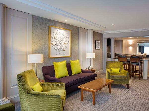 DoubleTree by Hilton Glasgow Central : photo 4 de la chambre suite 1 chambre lit king-size - accès au salon