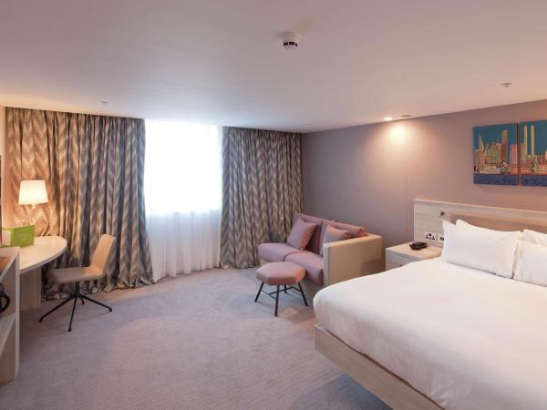 Hampton By Hilton Leeds City Centre : photo 5 de la chambre chambre familiale lit queen-size - accessible aux personnes à mobilité réduite
