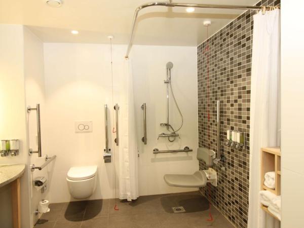 Hampton By Hilton London Docklands : photo 5 de la chambre chambre lits jumeaux - pour personnes à mobilité réduite