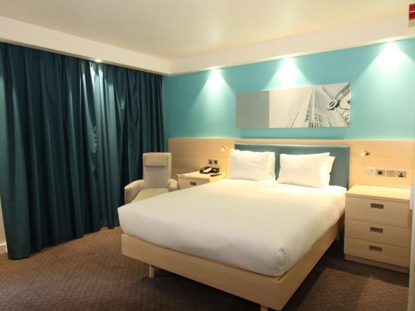 Hampton By Hilton London Docklands : photo 1 de la chambre chambre lit queen-size - pour personnes à mobilité réduite
