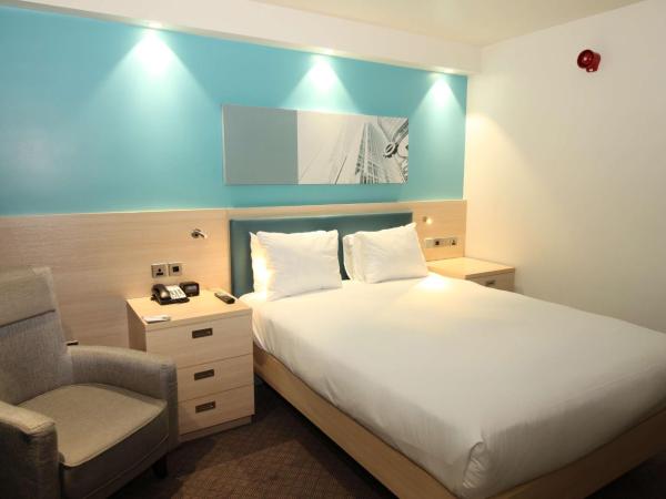 Hampton By Hilton London Docklands : photo 2 de la chambre chambre lit queen-size - pour personnes à mobilité réduite