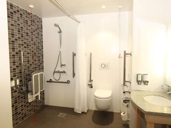 Hampton By Hilton London Docklands : photo 5 de la chambre chambre lit queen-size - pour personnes à mobilité réduite