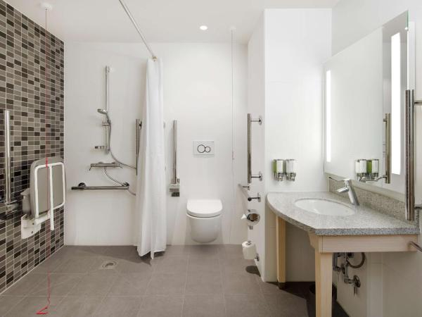 Hampton By Hilton London Docklands : photo 4 de la chambre chambre lit queen-size - pour personnes à mobilité réduite