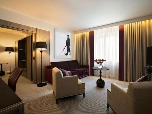 Hilton London Angel Islington : photo 1 de la chambre suite king exécutive avec accès au salon