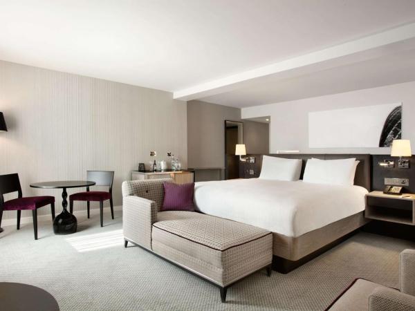 Hilton London Angel Islington : photo 1 de la chambre suite junior - accès au salon 