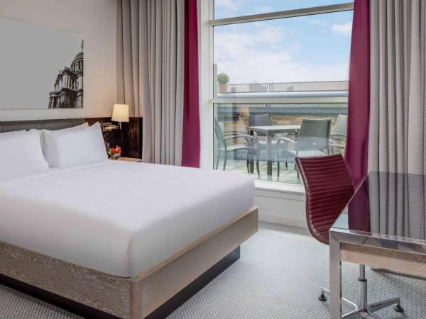 Hilton London Angel Islington : photo 3 de la chambre suite terrasse avec accès au salon