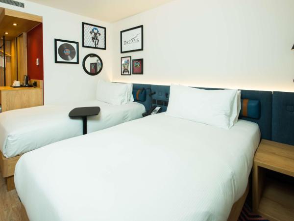Hampton by Hilton London Park Royal : photo 1 de la chambre chambre lits jumeaux