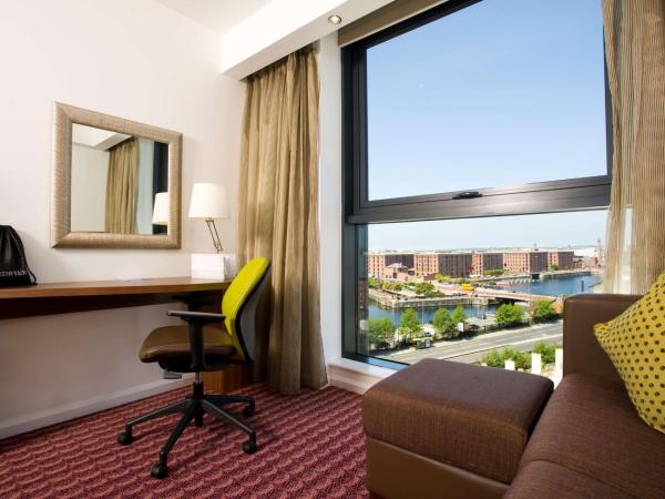 Hampton By Hilton Liverpool City Centre : photo 1 de la chambre chambre lit queen-size avec canapé-lit