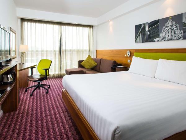 Hampton By Hilton Liverpool City Centre : photo 4 de la chambre chambre lit queen-size avec canapé-lit
