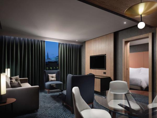 Hilton London Bankside : photo 2 de la chambre suite junior de luxe avec accès au salon