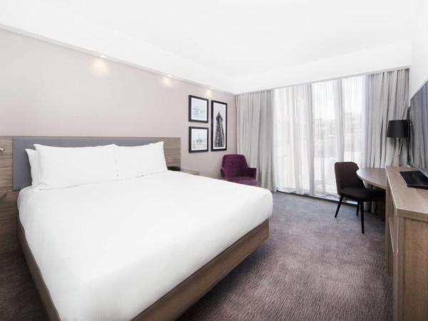 Hampton By Hilton Blackpool : photo 1 de la chambre chambre double avec canapé-lit et vue sur la mer