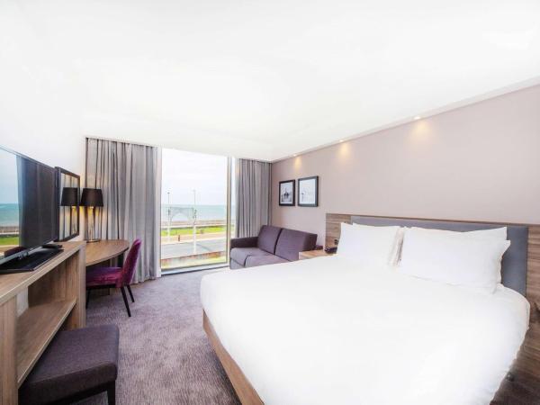 Hampton By Hilton Blackpool : photo 2 de la chambre chambre double avec canapé-lit et vue sur la mer