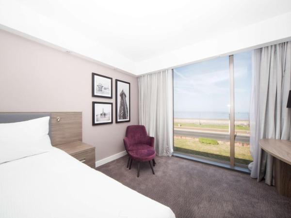 Hampton By Hilton Blackpool : photo 2 de la chambre chambre lit queen-size pour personnes à mobilité réduite - non-fumeurs